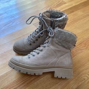 Universal Thread Waterproof boots tan
